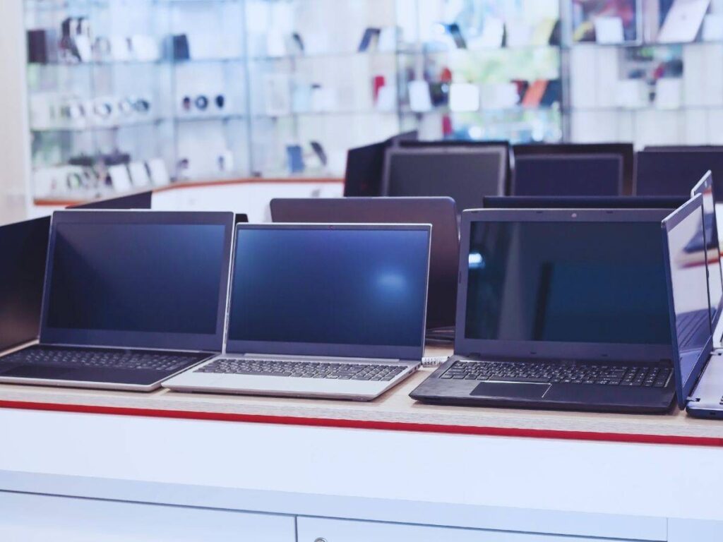 Notebook esposti in un negozio d'informatica