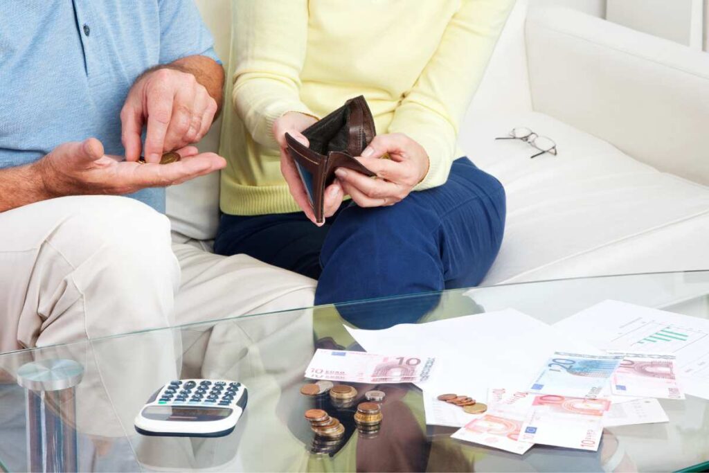 Persone sedute contano i soldi