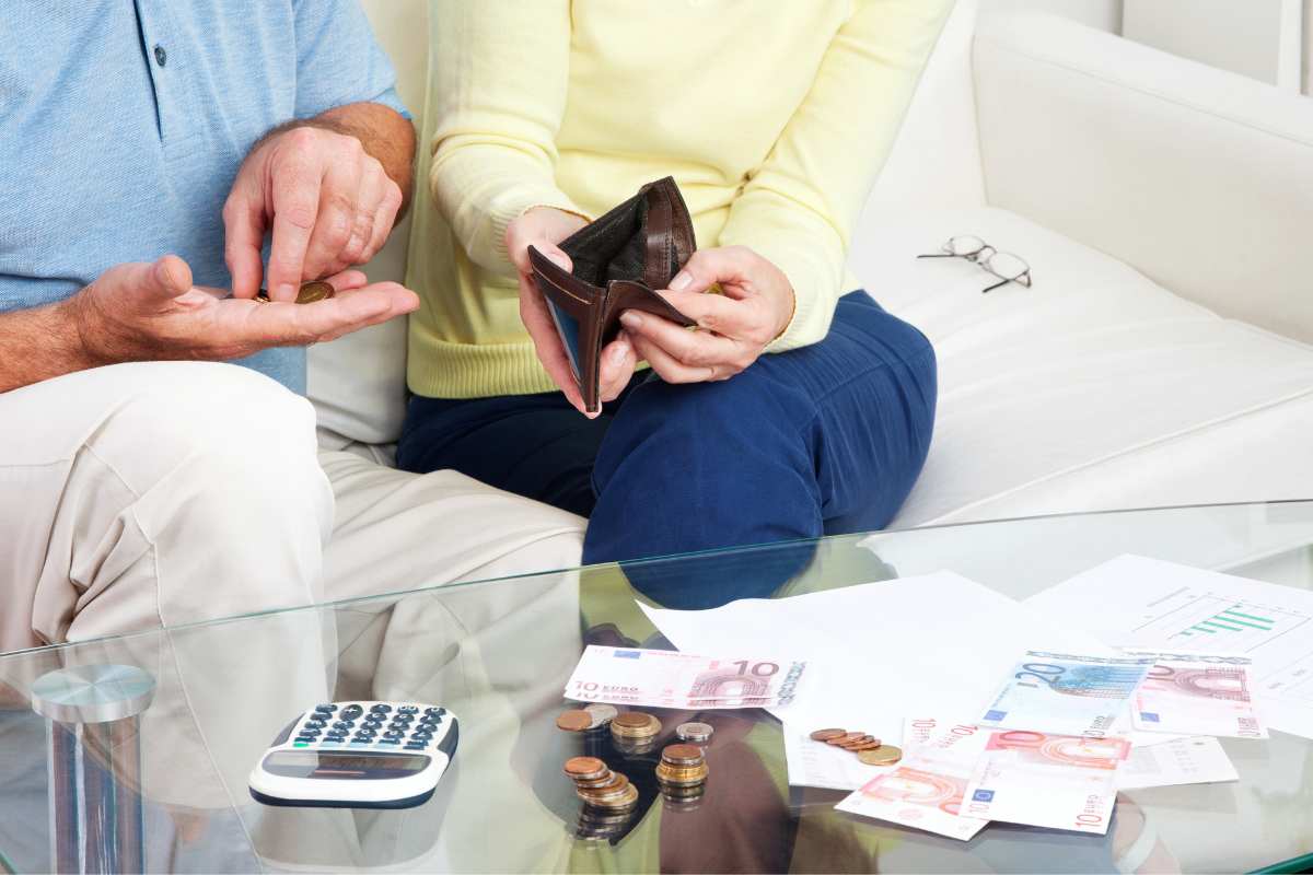 Persone sedute contano i soldi
