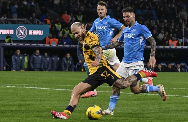 Federico Dimarco mentre tira in campo