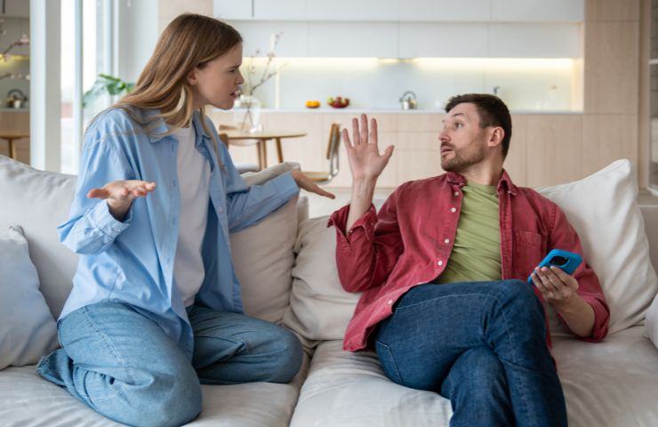 Due persone che discutono sul divano 