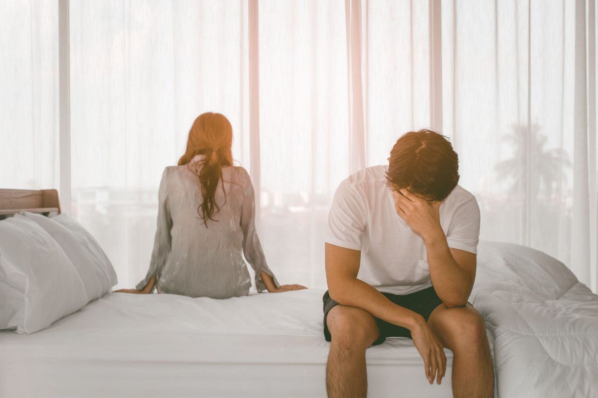 Due persone che si danno le spalle sedute sul letto relazione che non va