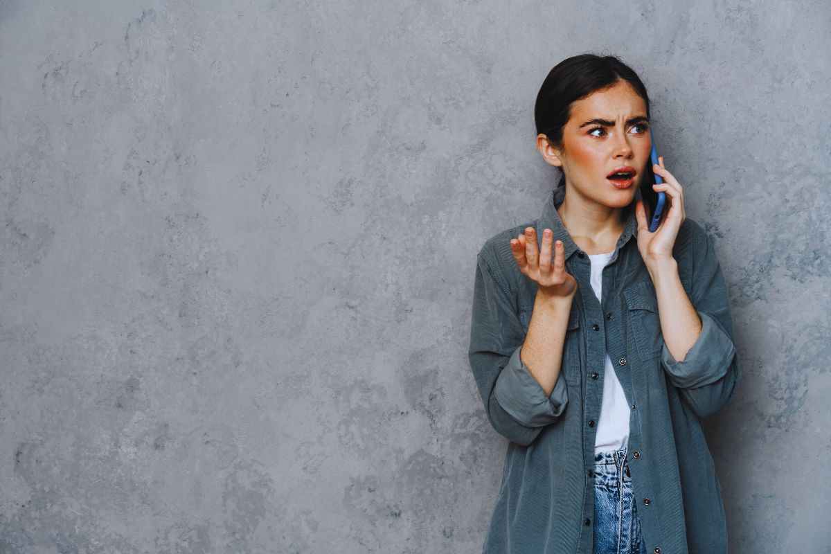 Ragazza infuriata mentre parla al telefono