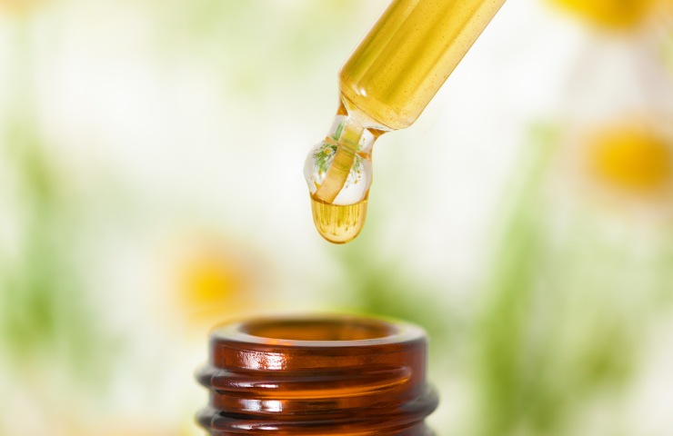 contagocce con liquido giallo