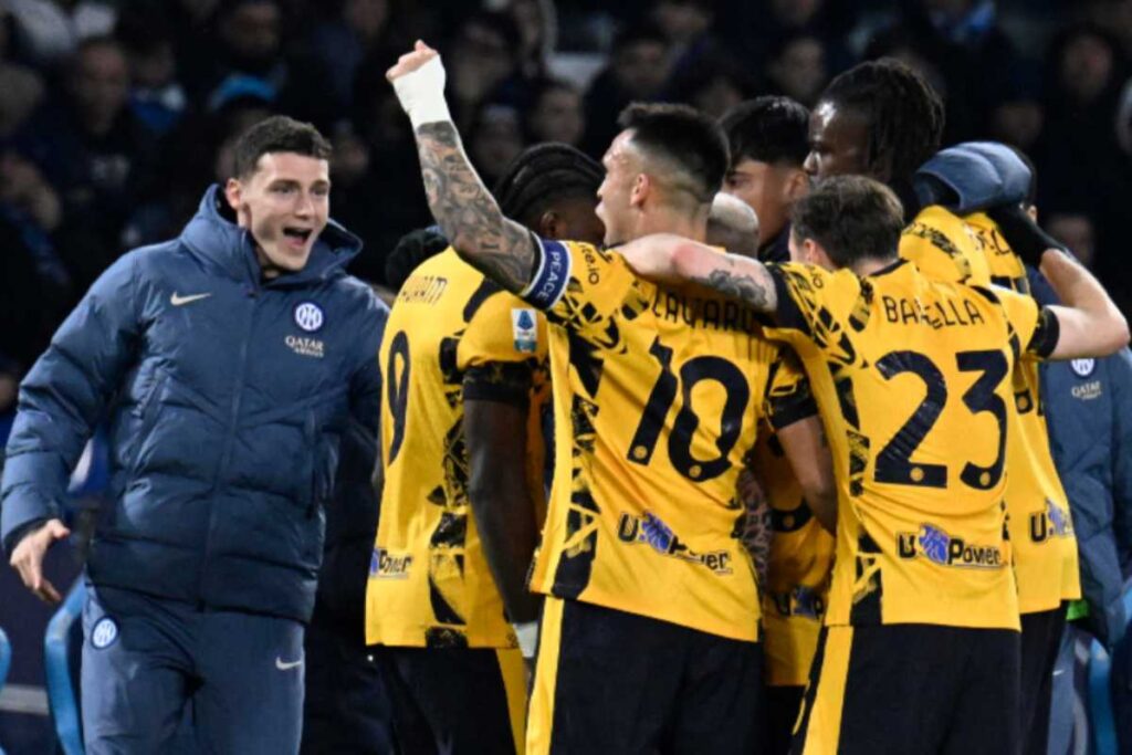 Calciatori in campo che esultano