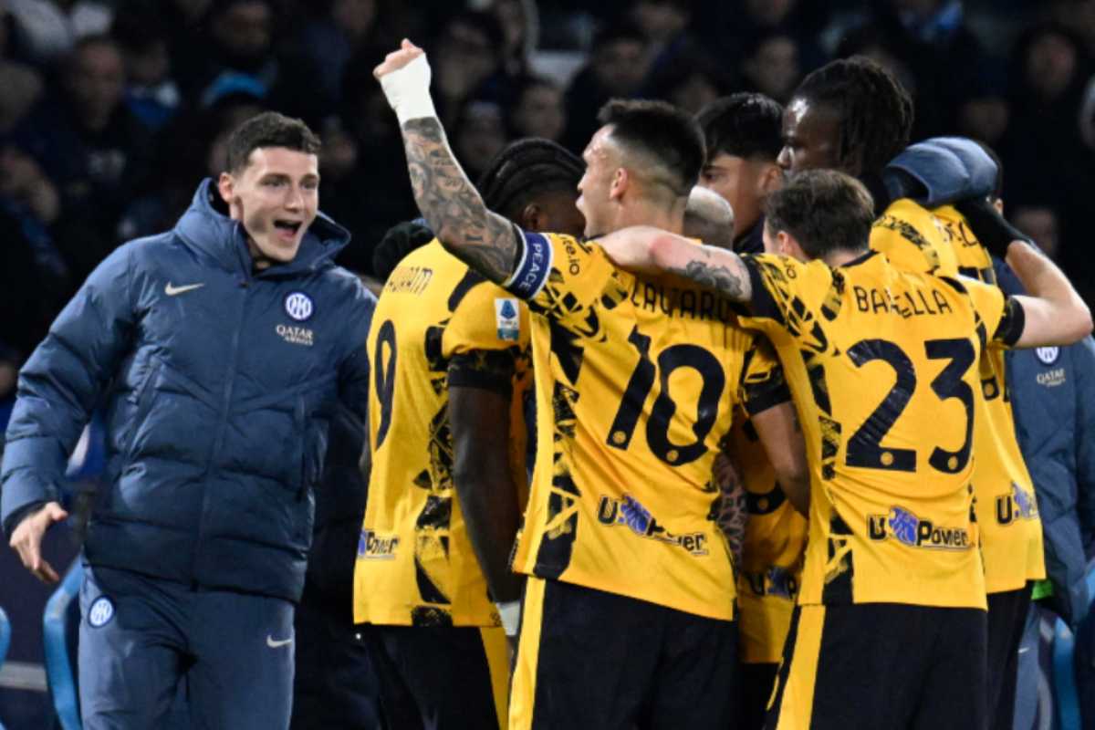 Calciatori in campo che esultano