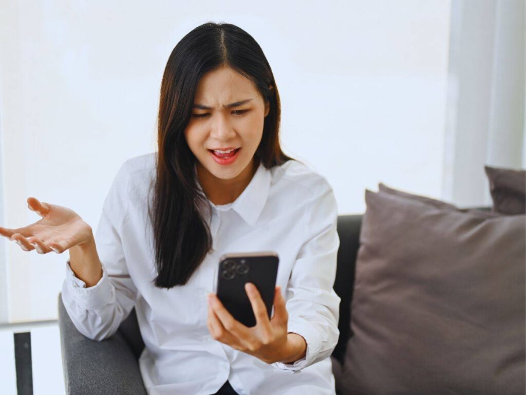 Donna infuriata per quello che legge sullo smartphone