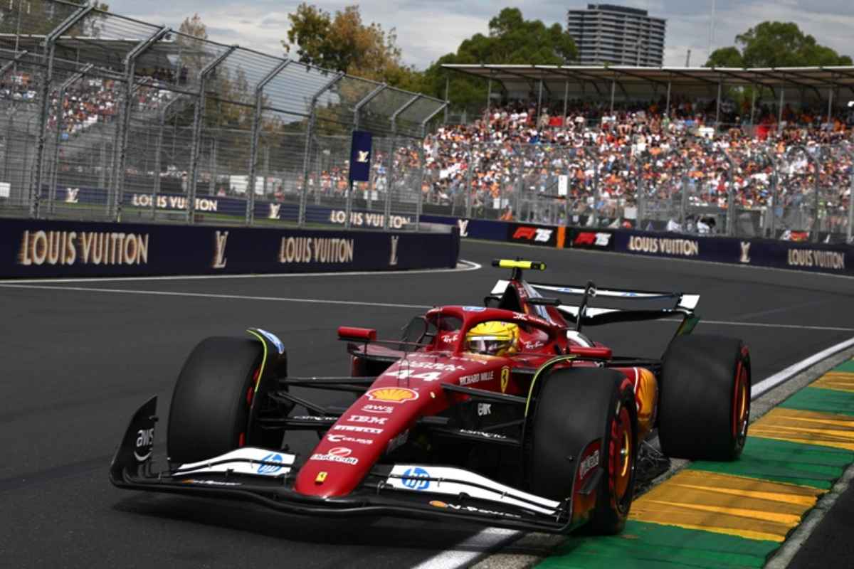 Hamilton su Ferrari in pista