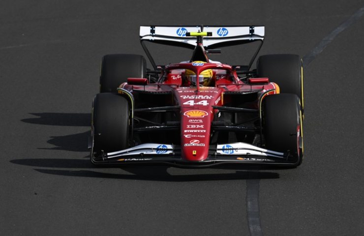 macchina ferrari su circuito