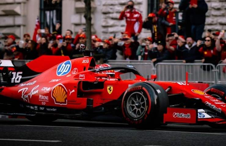 ferrari su strada con spettatori