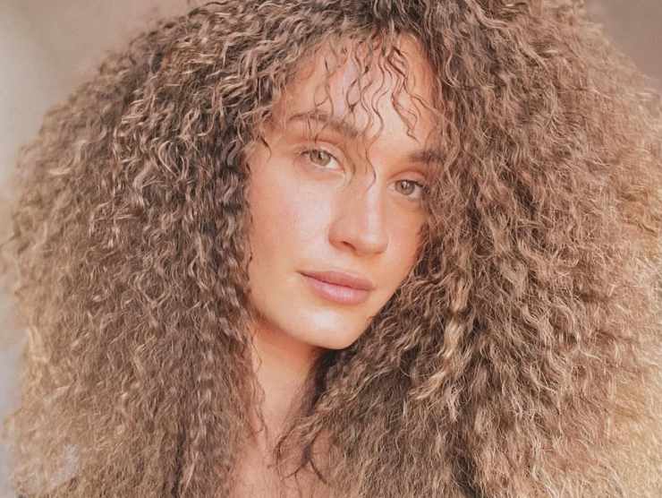 helena senza trucco e con capelli ricci