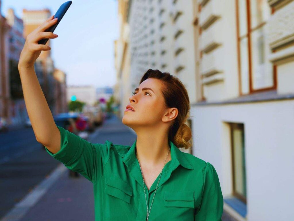 Donna che cerca segnale per lo smartphone