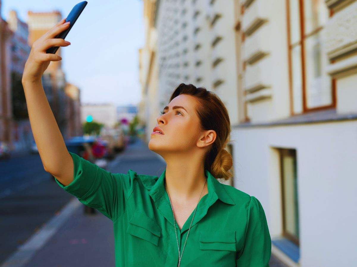 Donna che cerca segnale per lo smartphone