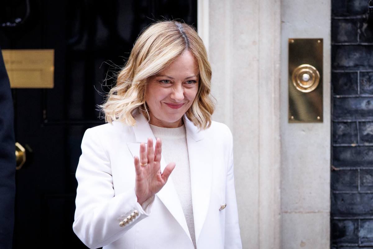 giorgia meloni che sorride e saluta