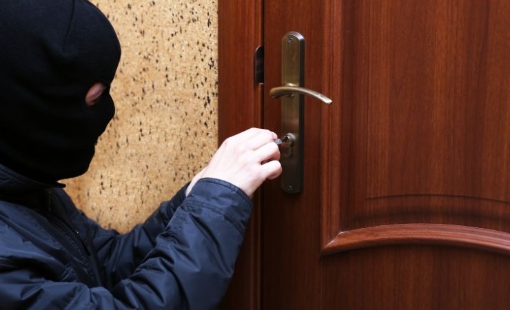 Ladro forza serratura porta