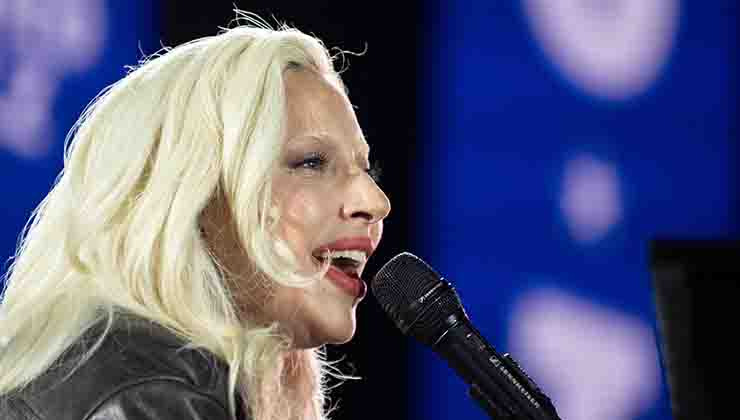 Lady Gaga al piano