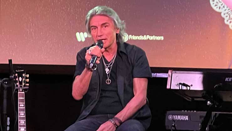 Ligabue, sul palco in conferenza
