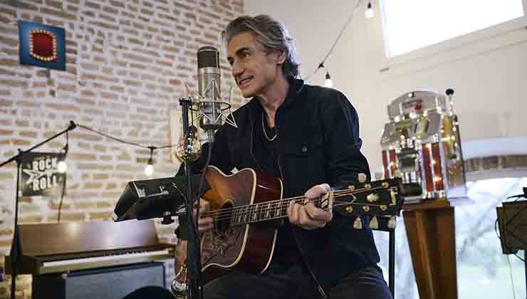 Ligabue, in studio con chitarra