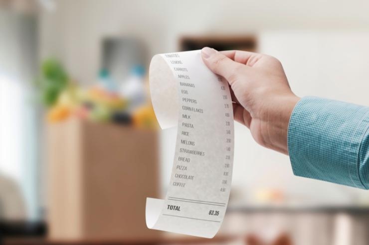 Scontrino in una mano