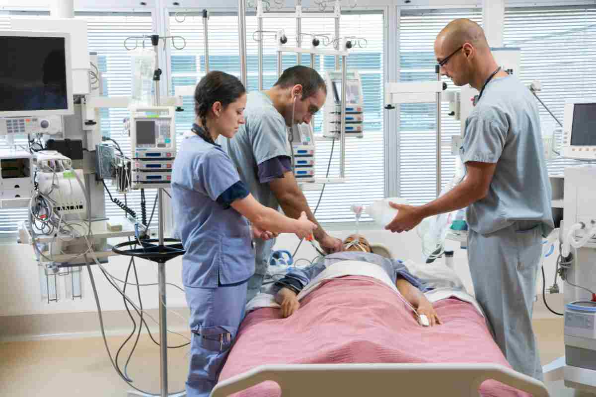 Malato in ospedale con medici