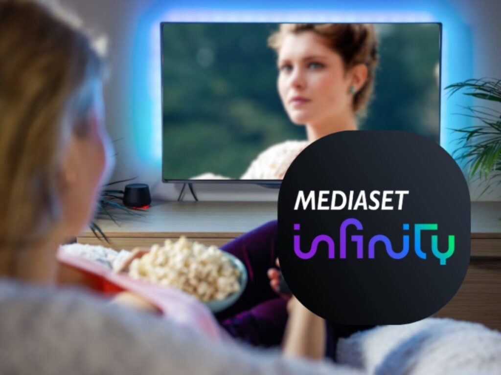 Donna che guarda la tv con logo mediaset infinity