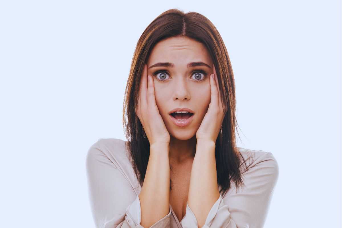Donna con espressione sorpresa