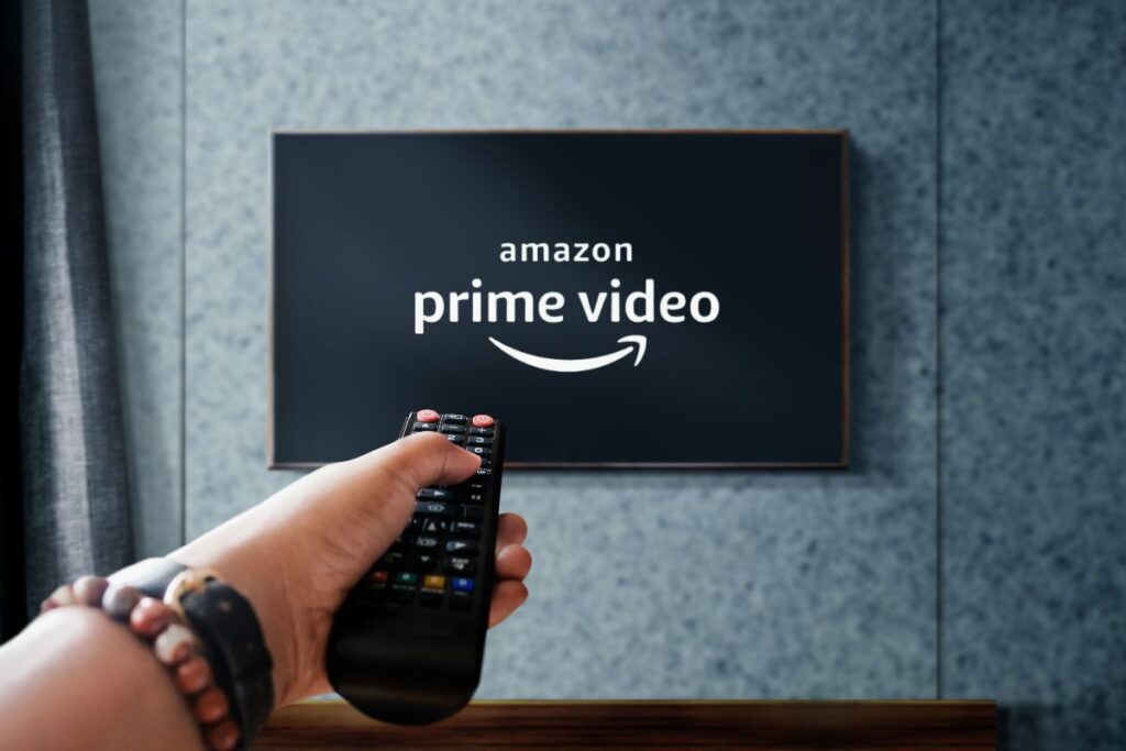 Persona accende smart tv e si logga a Prime Video