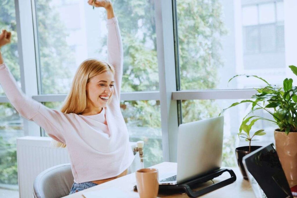 Ragazza sorridente che gioisce