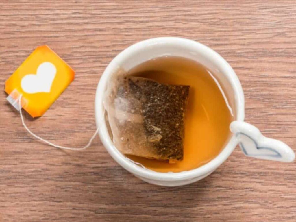 Bustina di te caldo in una tazza