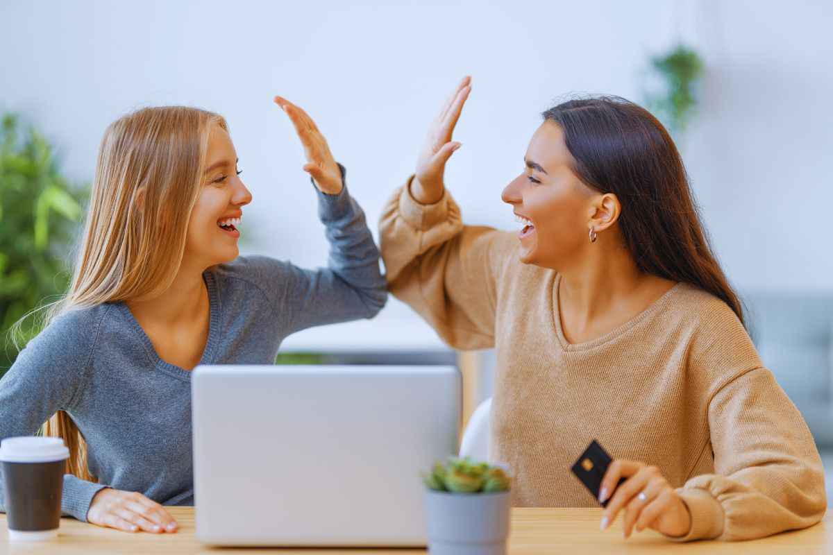 Amiche che battono il 5 in segno di esultanza