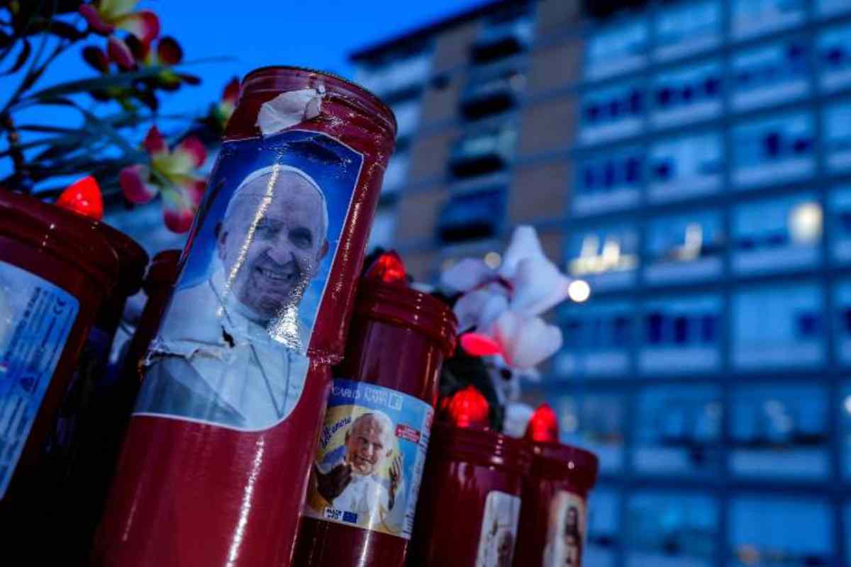 Le candele fuori dal Gemelli