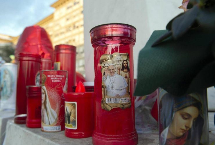 Le candele dedicate a Papa Francesco