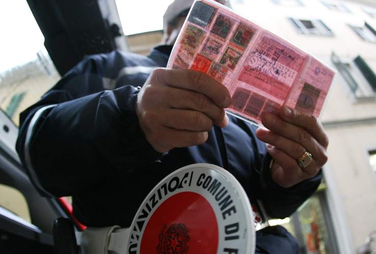 La polizia controlla la patente