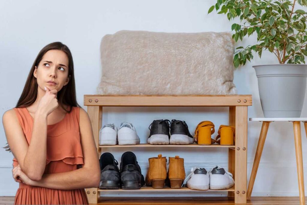 Scarpiera e donna che pensa