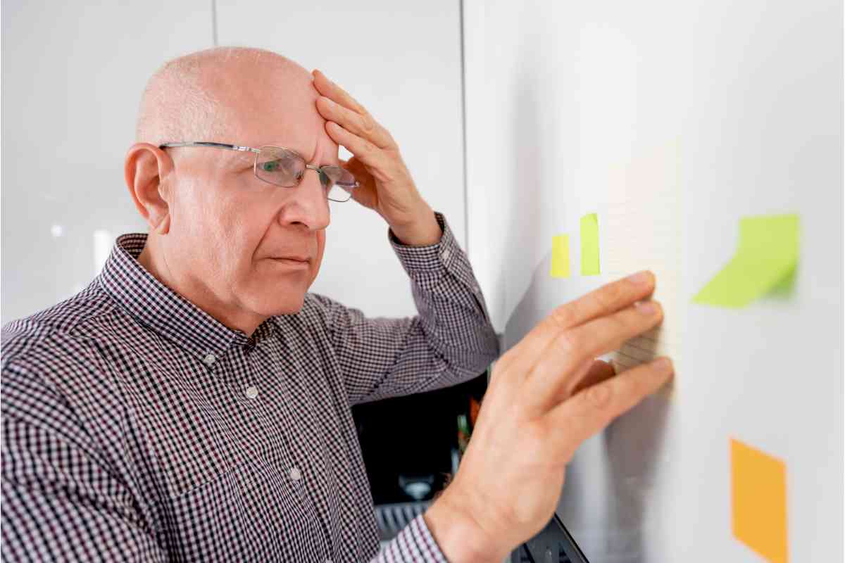 Uomo con mano sul capo