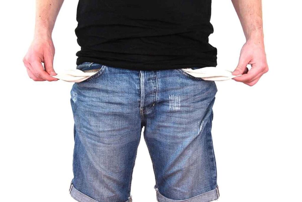 Una persona con le tasche vuote