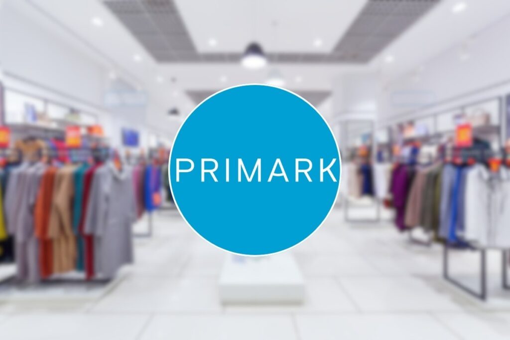 Logo Primark al centro e negozio come sfondo