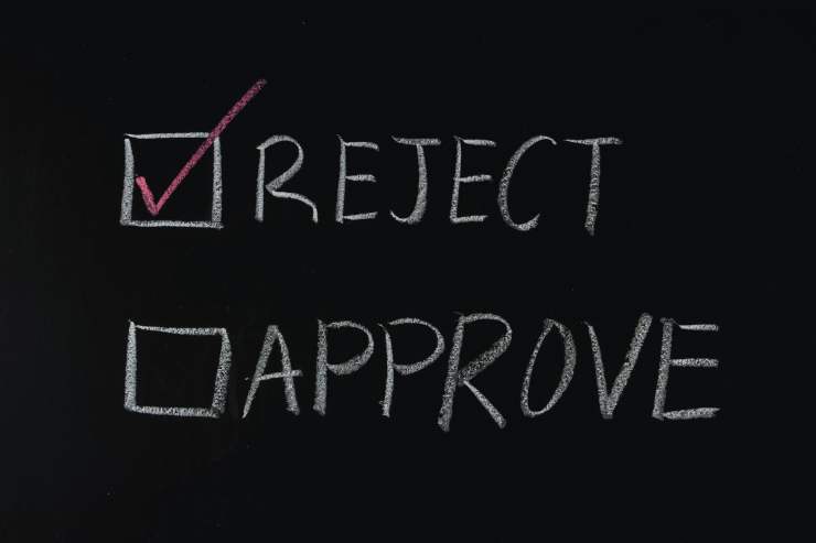 Lavagna con scritta Reject flaggata
