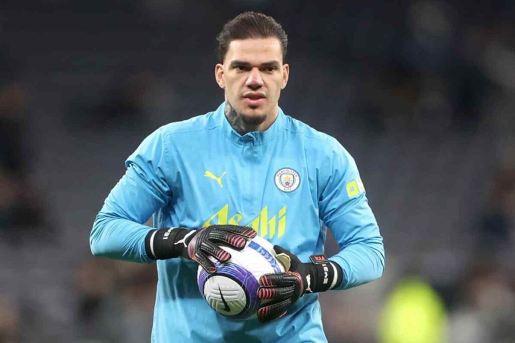 Ederson del Manchester City con in mano la palla