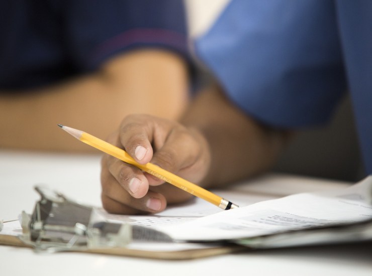 Infermiere impegnato nelle ricette