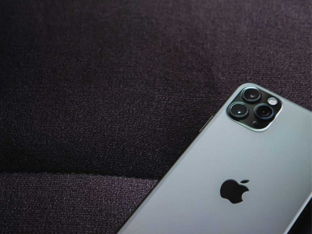 iPhone poggiato su divano