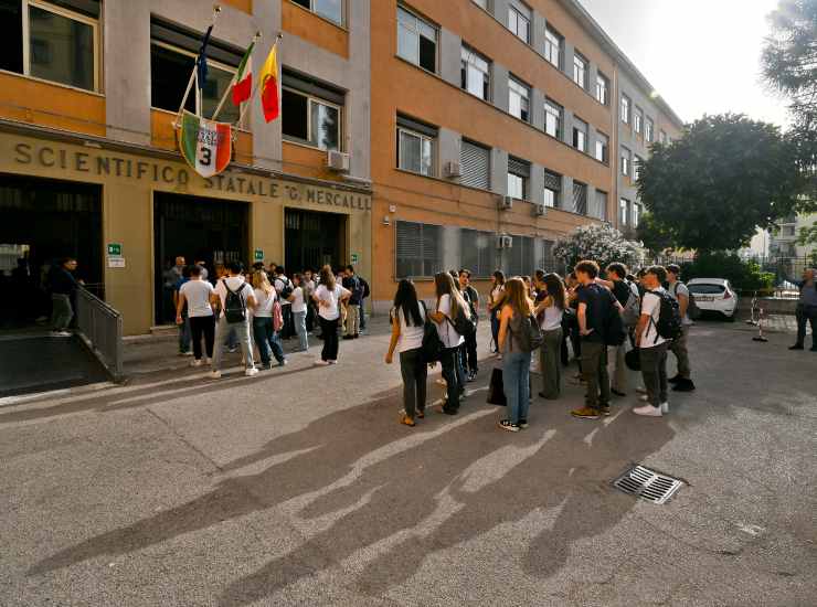 Alcuni studenti entrano in classe