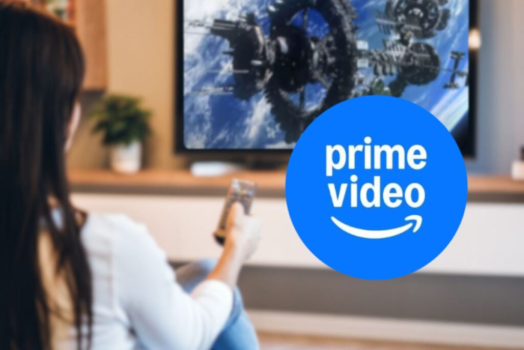 Donna guarda la tv con logo prime video
