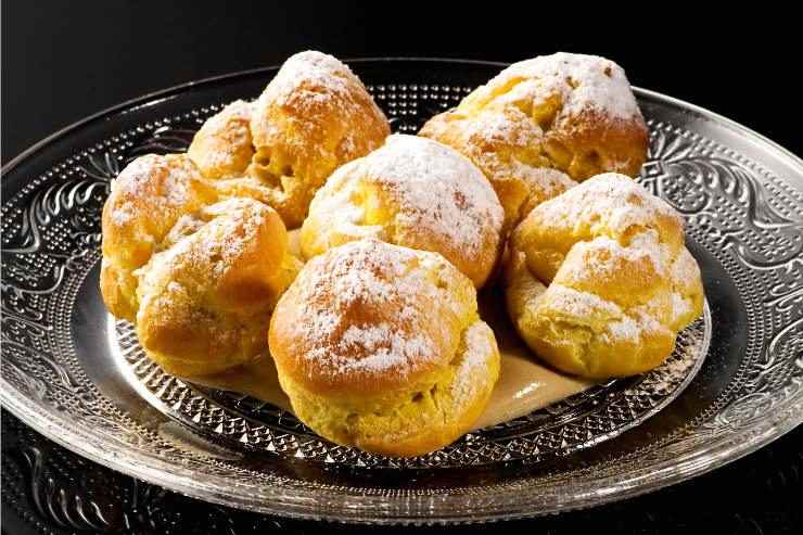 Piatto con dei bignè