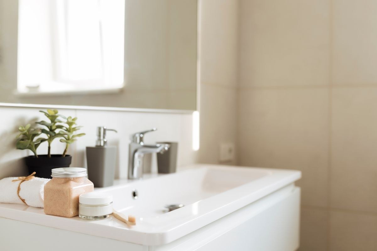 Lavandino specchio tradizionale e alcuni oggetti