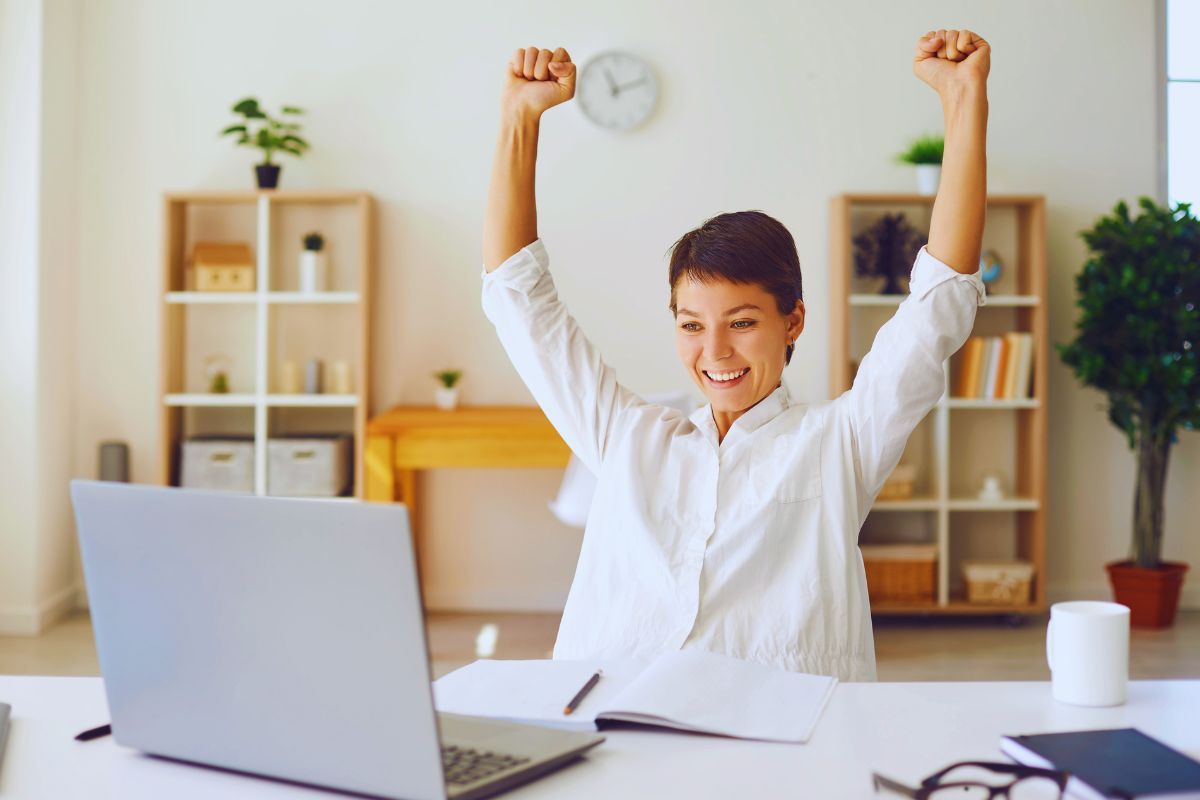 Donna che esulta davanti a PC