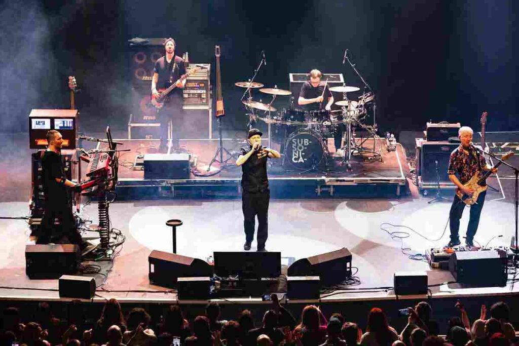 Subsonica sul palco dal vivo