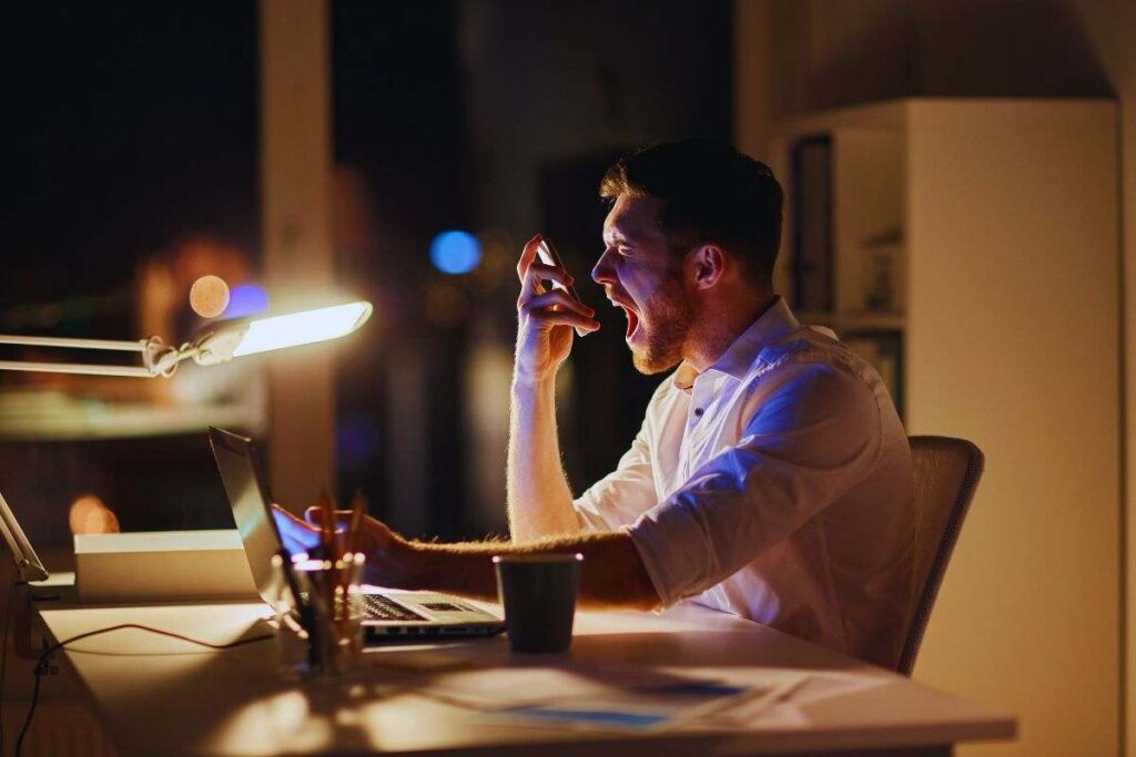 uomo che urla al telefono