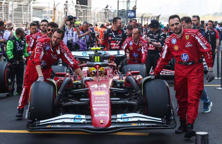 team ferrari con auto da corsa
