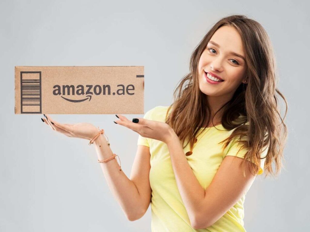 Ragazza sorridente e pacco Amazon